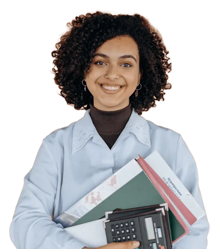 Contadora sorridente segurando calculadora e pastas de documentos