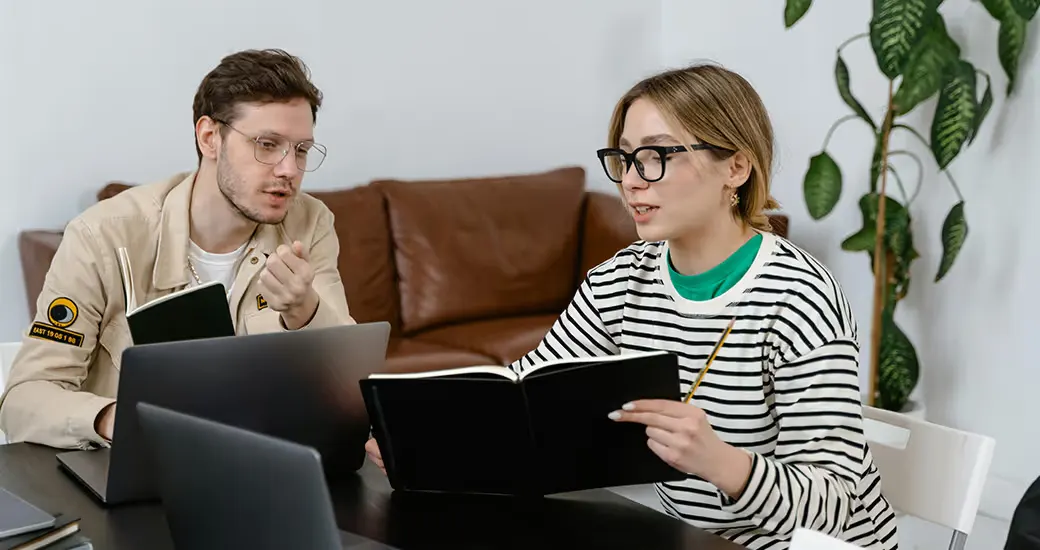 Equipe reunida planejando a abertura de uma empresa
