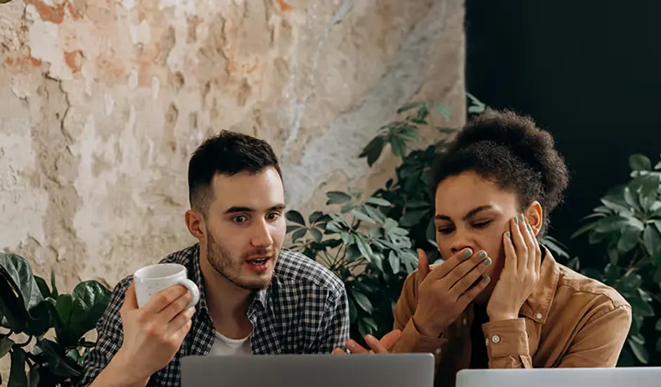 Profissionais analisando documentos da empresa no notebook